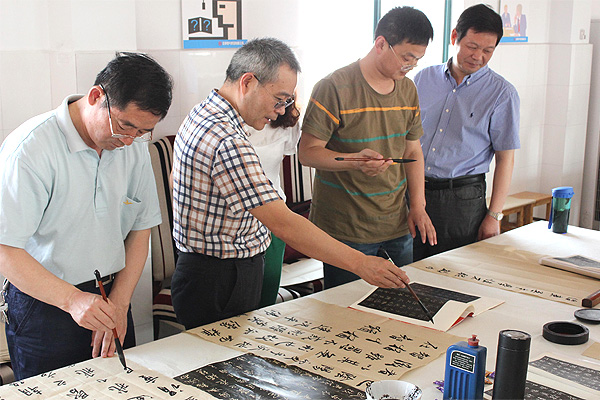 中國(guó)人民大學(xué)、北京師范大學(xué)王學(xué)嶺書法工作室在安邦集團(tuán)面授會(huì)(圖1)