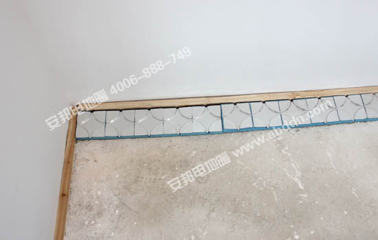 開始鋪設電地暖模塊，根據(jù)現(xiàn)場情況鋪設好轉向模塊